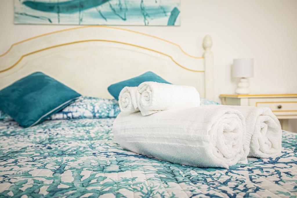 马里内拉La Rosa Hotel - Selinunte的床上的一大堆毛巾