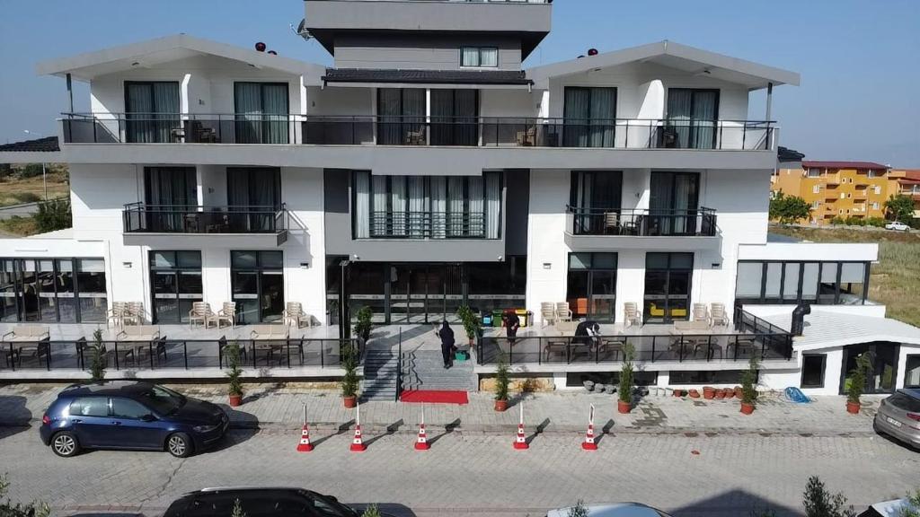 帕莫卡莱Çelik Thermal & Spa的一座白色的大建筑,汽车停在停车场