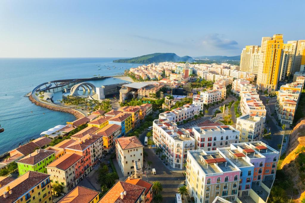 富国BELLA HOTEL PHU QUOC -Sunset Town, Địa Trung Hải- BIG PROMOTION 2024的海洋旁城市的空中景观