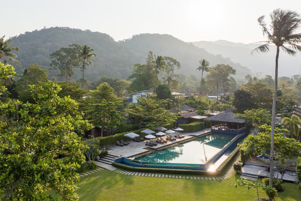 象岛GajaPuri Resort Koh Chang的享有带游泳池的度假村的空中景致