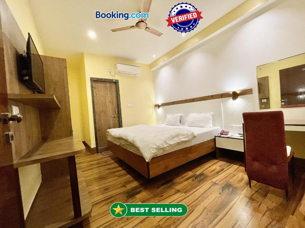瓦拉纳西Hotel SHIVAM ! Varanasi Forɘigner's Choice ! fully-Air-Conditioned-hotel lift-and-Parking-availability, near Kashi Vishwanath Temple, and Ganga ghat 2的一间酒店客房,配有一张床和一台电视