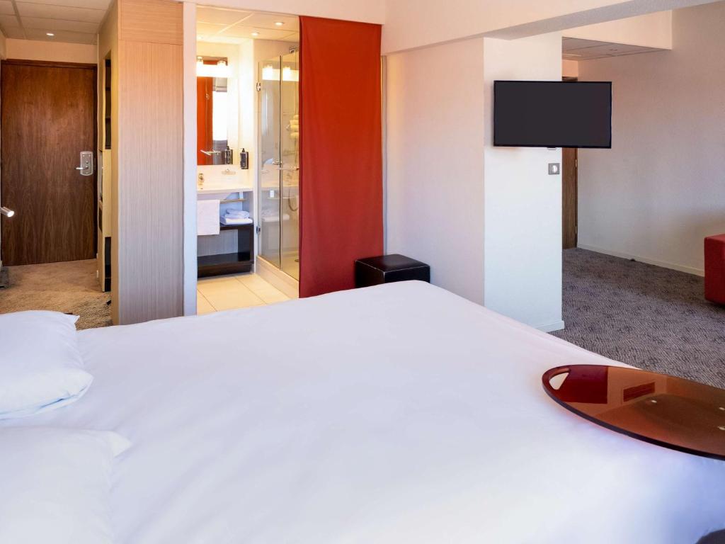 圣迪济耶圣迪济耶宜必思尚品酒店的一间酒店客房 - 带一张床和一间浴室