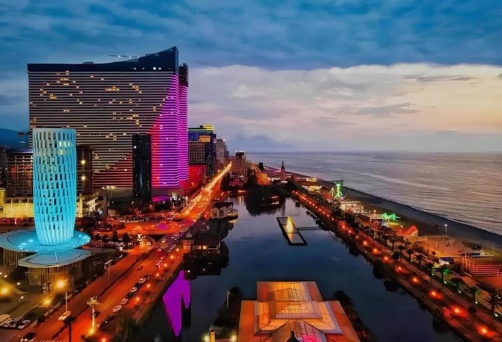 巴统Sea View Panoramic Suite Orbi City的夜晚城市的空中景观