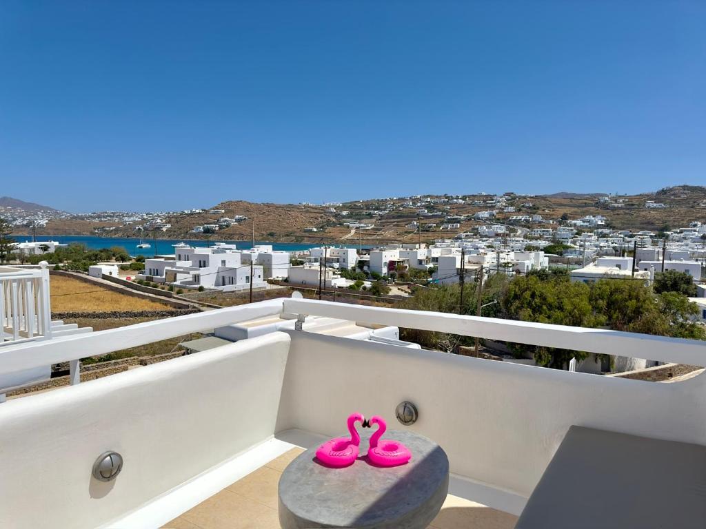 米克诺斯城Grace Villa Mykonos的阳台上的一双粉红色拖鞋