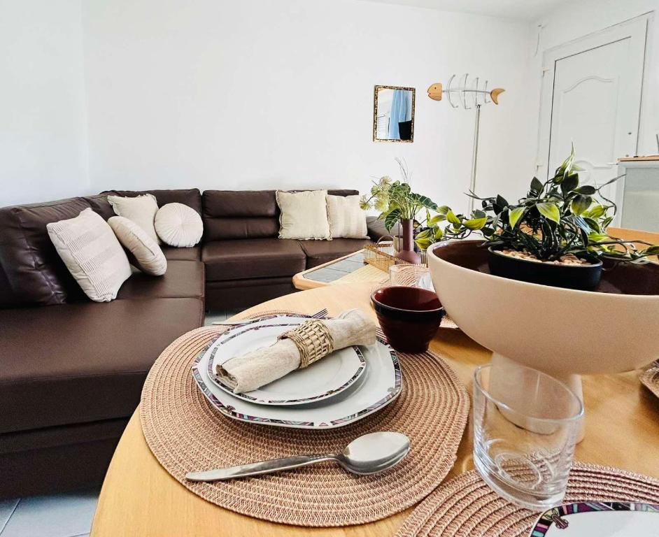奥弗里安Central Apartments Ariadni的客厅配有带盘子和碗的桌子