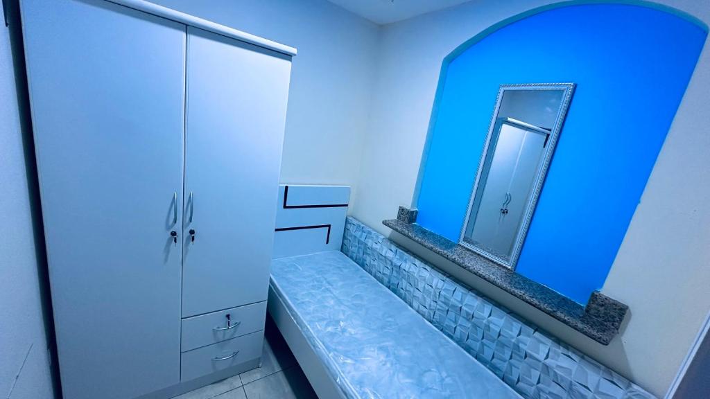 迪拜Dar Al Mansoor Vacation Homes LLC的一间带镜子和水槽的浴室