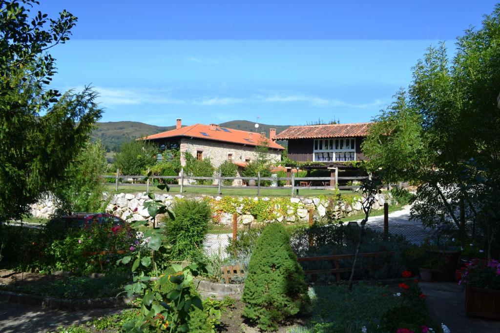CotilloEl Rincón de Doña Urraca的前面有花园的房子