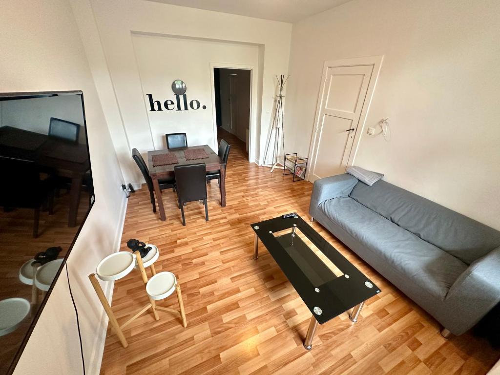 布鲁塞尔Appartement rénové的客厅配有沙发和桌子