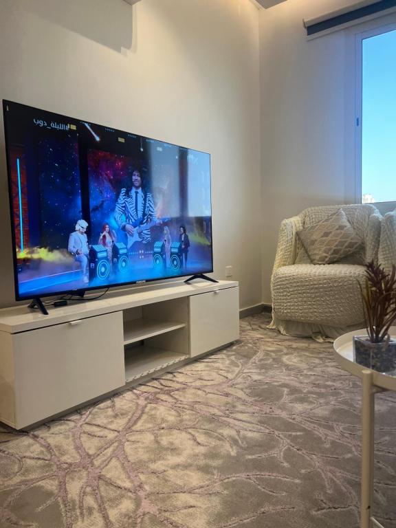 吉达اطلالة الريان شقة خاصة的客厅配有大屏幕平面电视