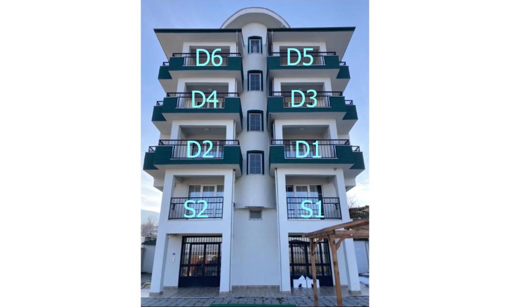 博卢Seyir Apartmanı的上面有dbs标志的建筑