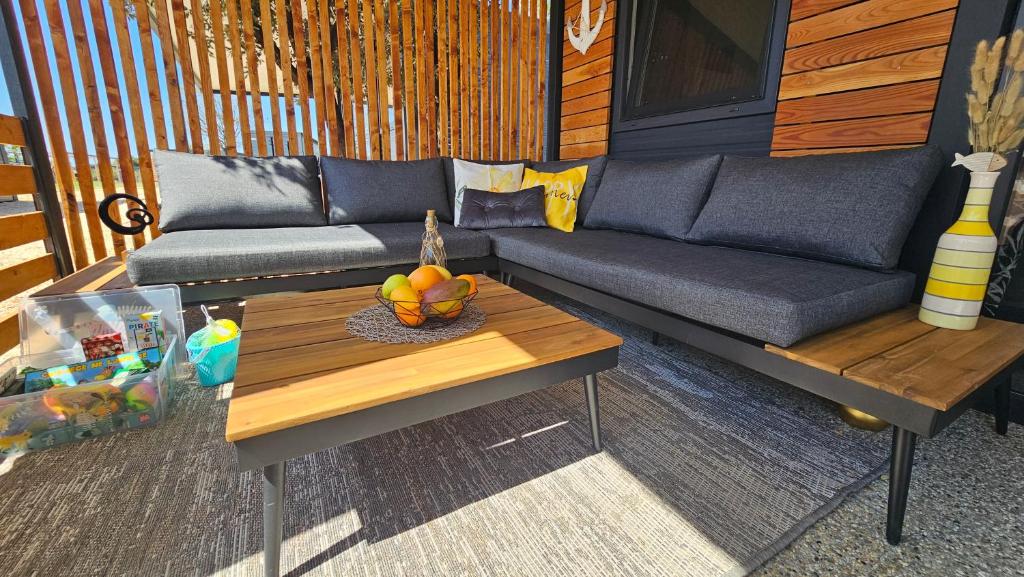皮罗瓦茨CHARTA mobile home Bimbo的客厅配有沙发和桌子