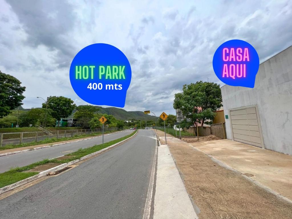 热河市Casa Temporada Rio Quente (Em frente ao Hot Park)的一条有标志的路,上面有读热公园里数英里的标志
