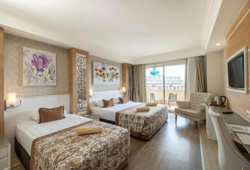 沙姆沙伊赫Hotel Makadi sharm elshekh的酒店客房设有两张床和电视。