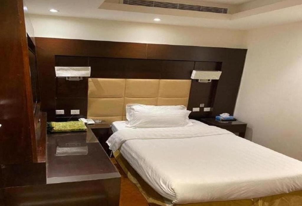 吉达فندق مدهال的一间卧室配有一张大床和大床头板