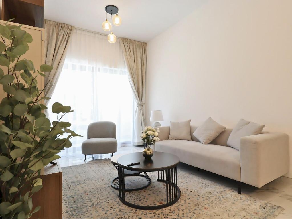 迪拜VESTA - Dubai Residence的客厅配有沙发和桌子