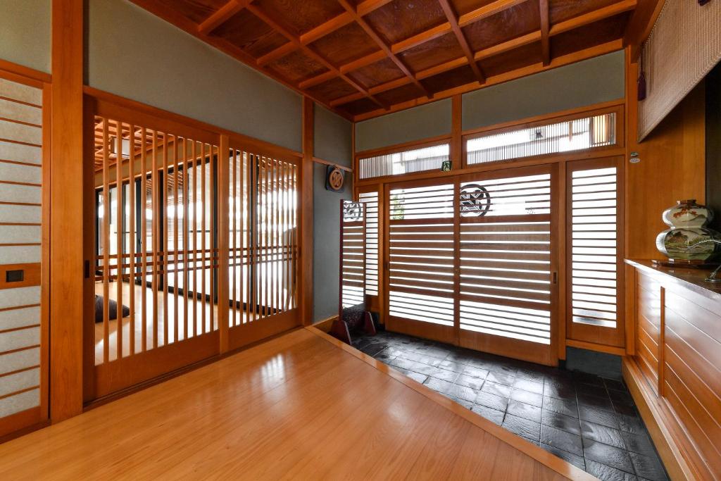 胜山市3月リニューアル 天然木曽ひのきのお風呂がある貸切民泊 志ろきや的空房间,设有木门和窗户