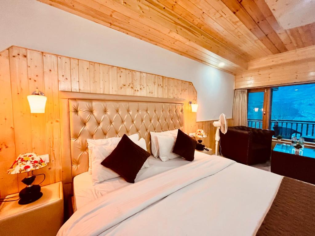 普卢坎Heaven of Tree Lodge的一间卧室设有一张带木墙的大床