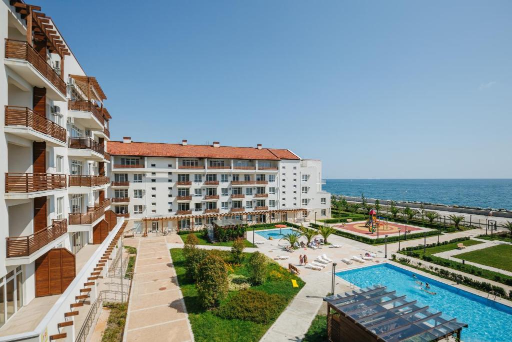 阿德勒伊梅莱汀斯基摩尔思科公寓酒店的享有酒店和海洋的空中景致