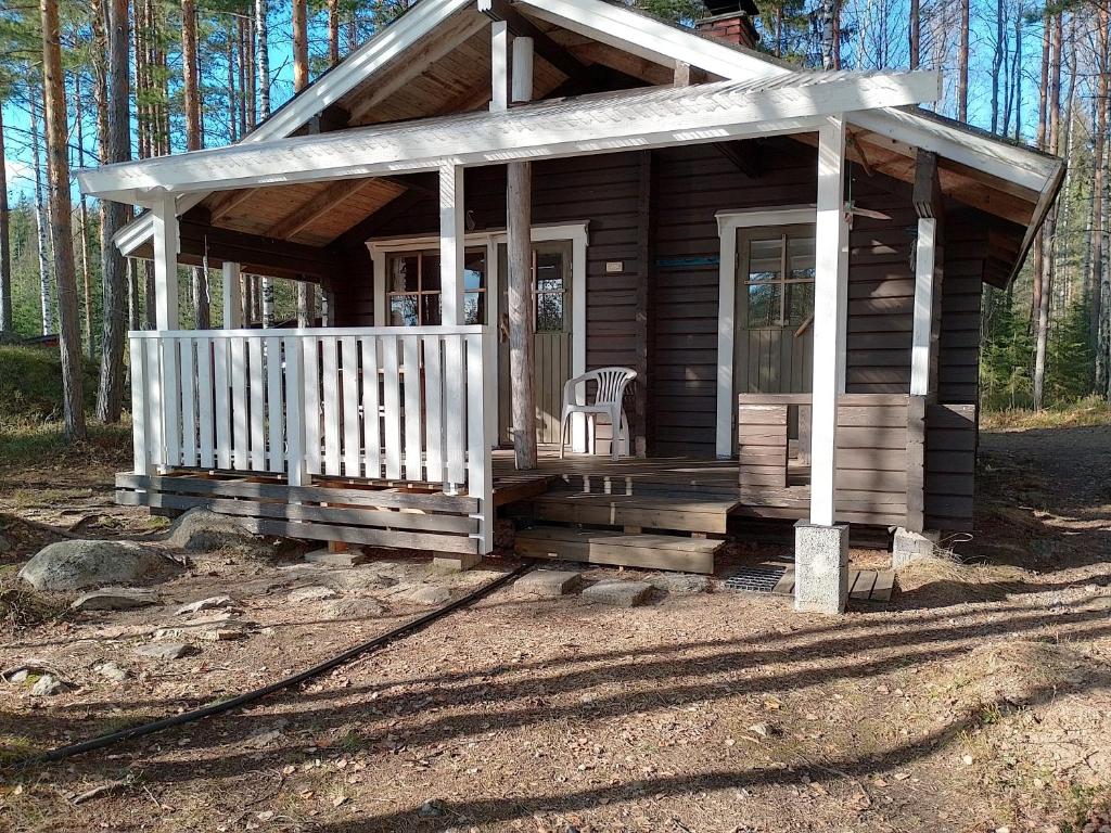 普马拉Kalliomökki的小屋设有门廊和椅子。