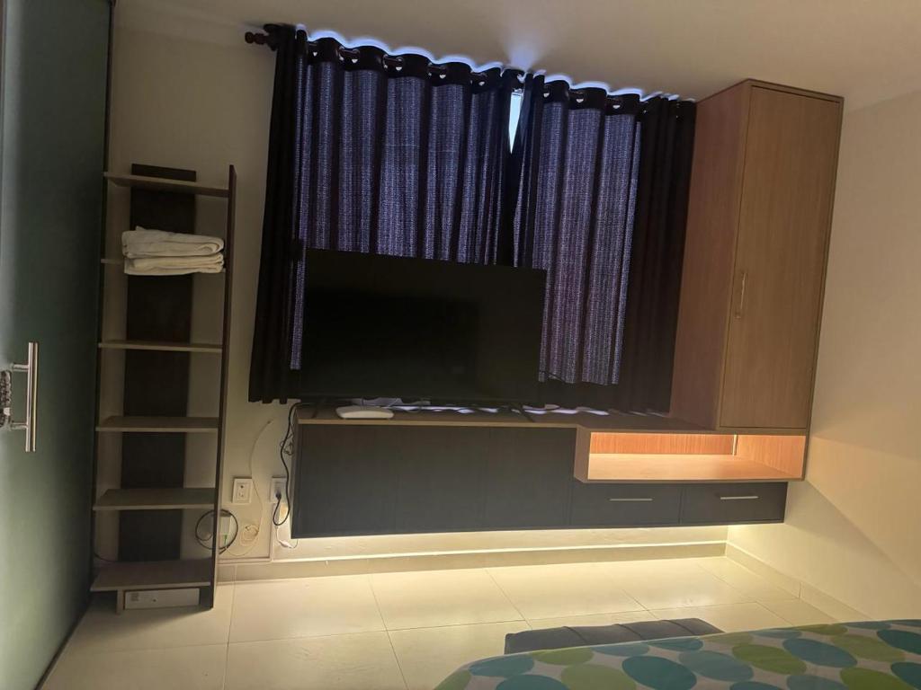 苏克雷Departamento céntrico en la ciudad de Sucre的卧室设有带电视的大窗户