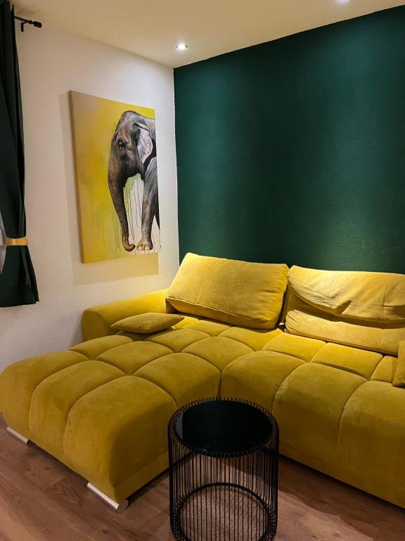 布劳施泰因Gemütliches 3 Zimmer Apartment nahe Science Park的客厅配有黄色沙发和大象绘画