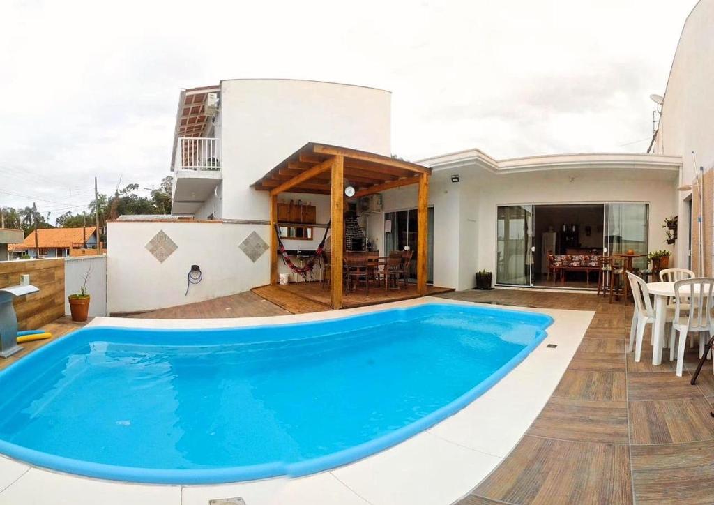 佩尼亚Suítes Moreira的别墅前设有游泳池