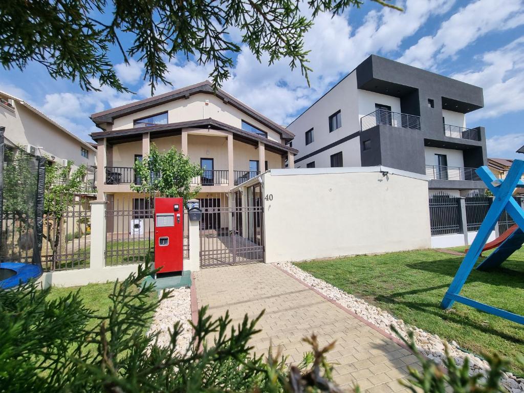 艾福雷诺德Vila duMio的前面有一个红色邮箱的房子