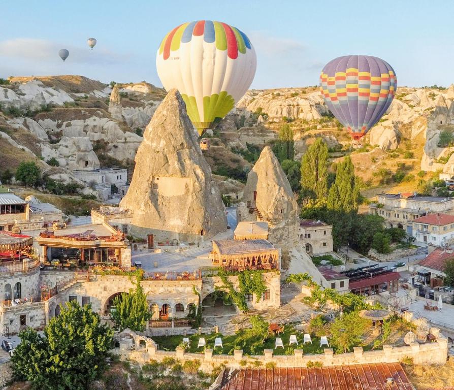 格雷梅Panoramic Cave Hotel & SPA的一群热气球飞越城市