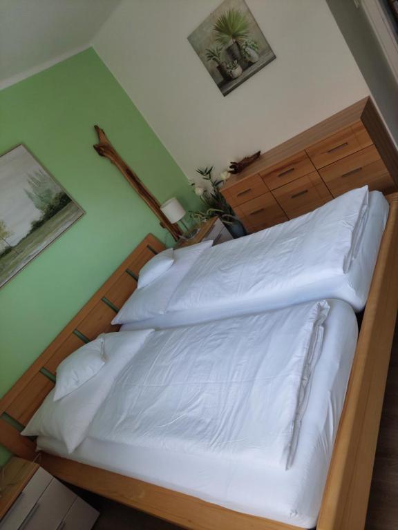 PinsdorfWohnung mit Charme in Pinsdorf的一间卧室配有白色床单