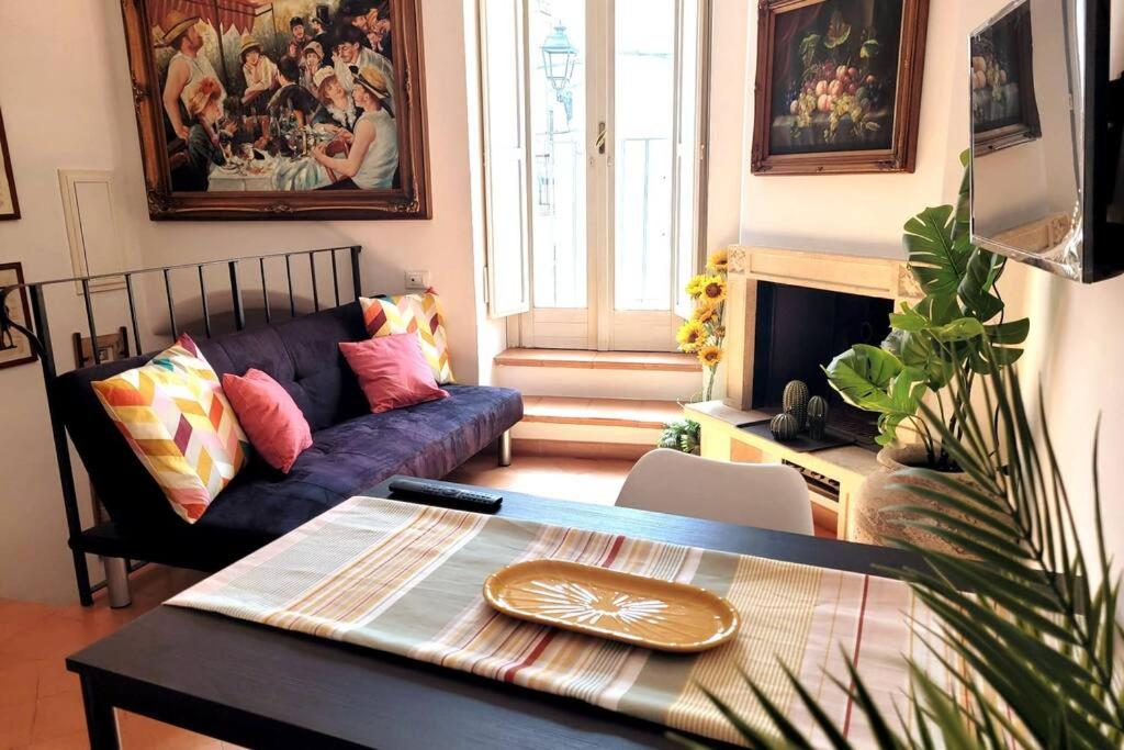 圣乔瓦尼·罗通多Art House Centro - Gargano的客厅配有沙发和桌子