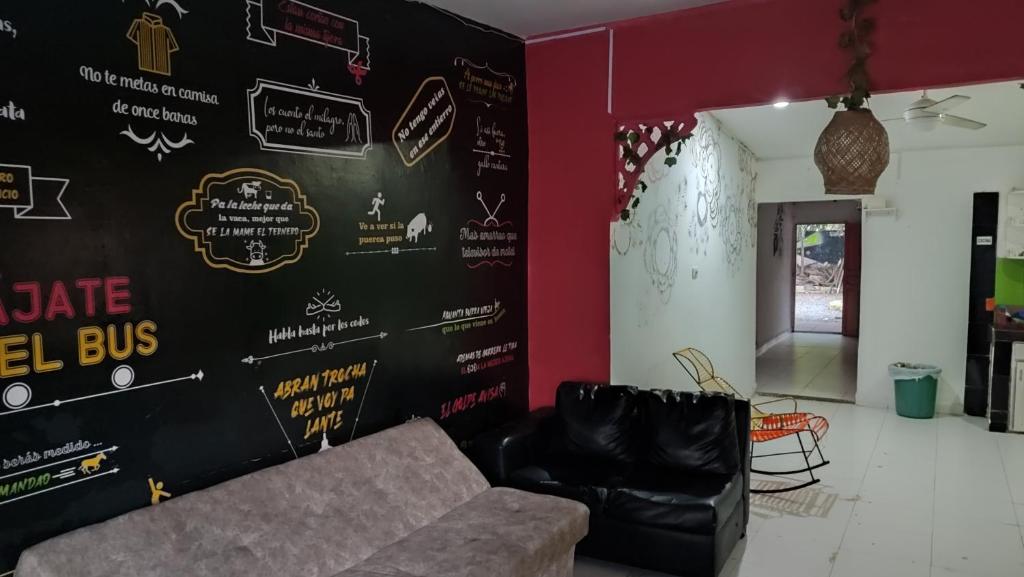 卡塔赫纳Apartamento Amoblado cerca al mar的客厅配有沙发和带标志的墙壁