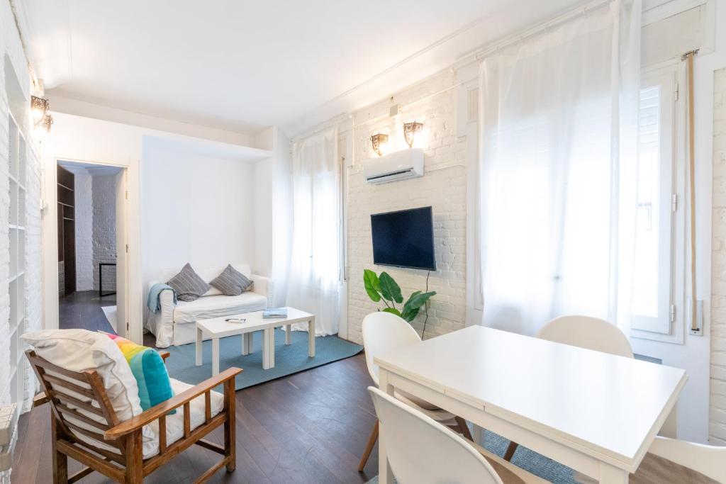马德里Residencia Salamanca的白色的客厅配有白色的桌子和椅子