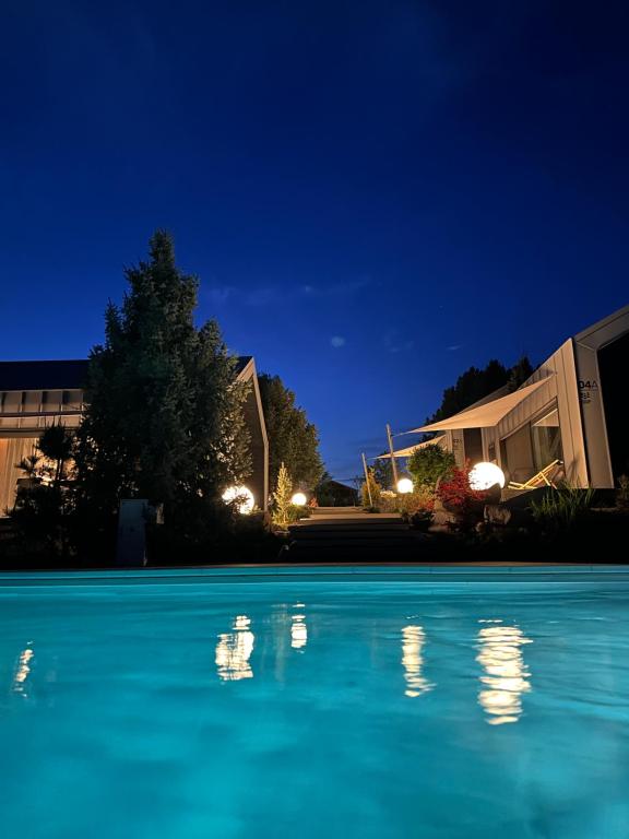 尤斯托尼莫斯基SKARPA resort的夜间游泳池,灯光照亮