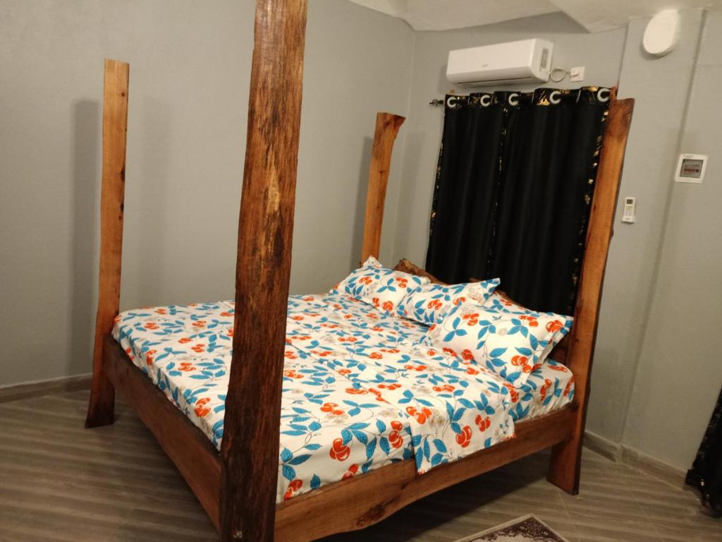 TezoOpaque gardens的一间卧室配有一张带被子的木制双层床