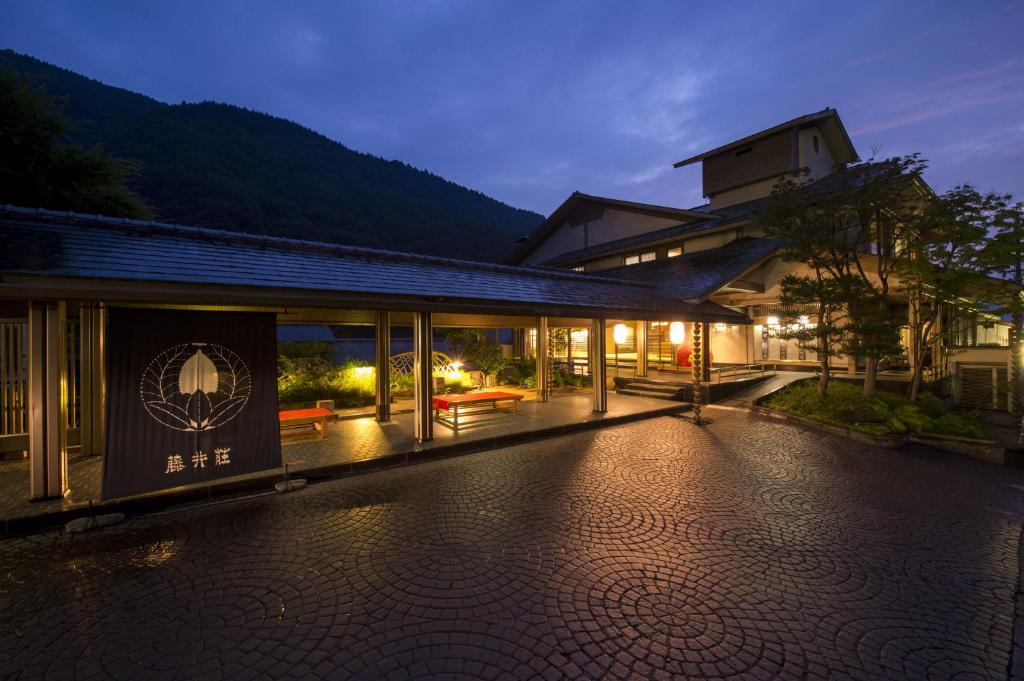 高山Fujiiso (Adult Only)的一座建筑,晚上有庭院照明