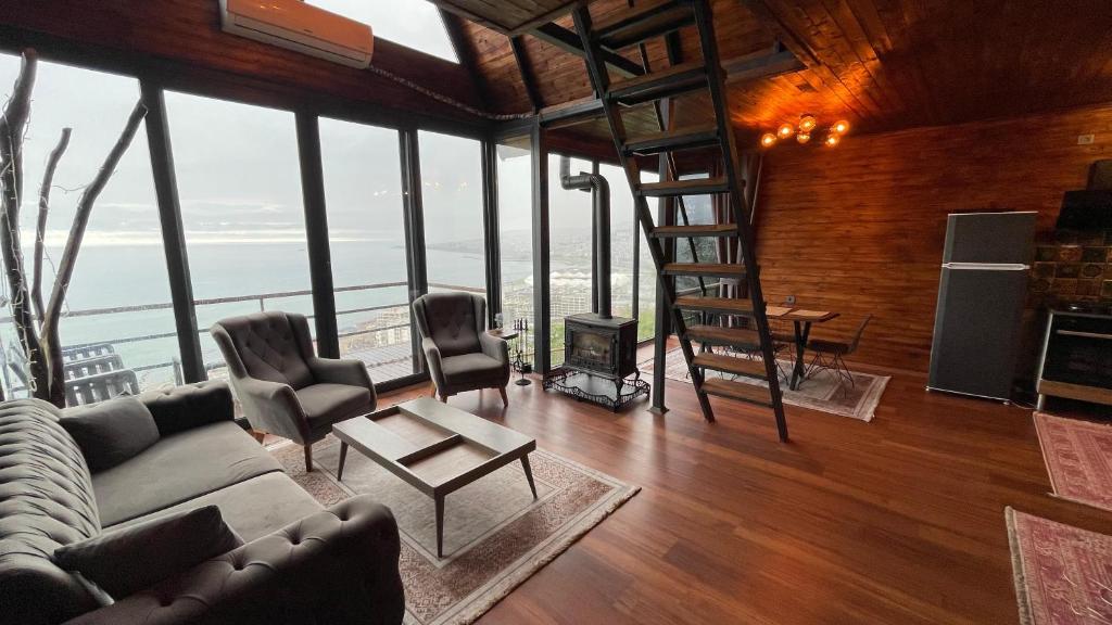 特拉布宗Trabzon Silent Hill Bungalow的带沙发、椅子和梯子的客厅