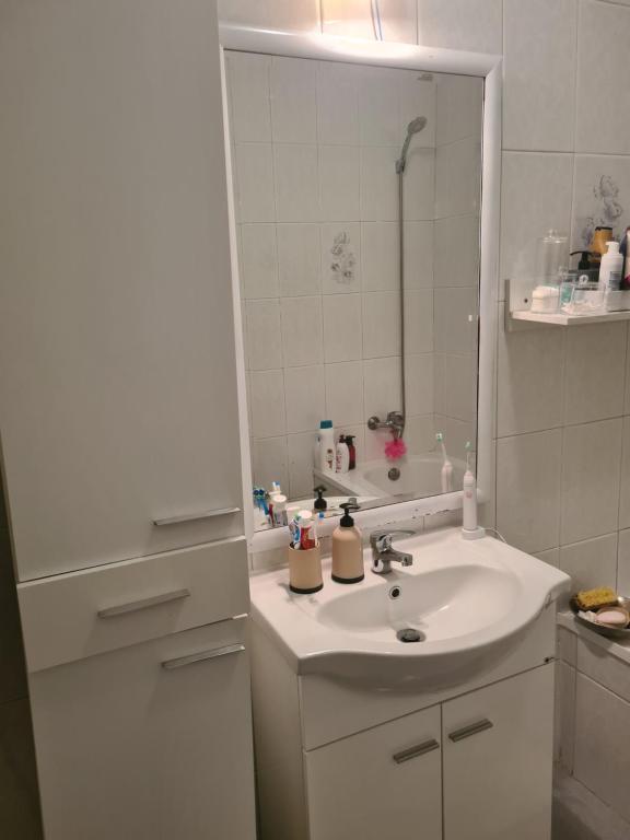 克洛伊奥斯Quarto Santiago的白色的浴室设有水槽和镜子