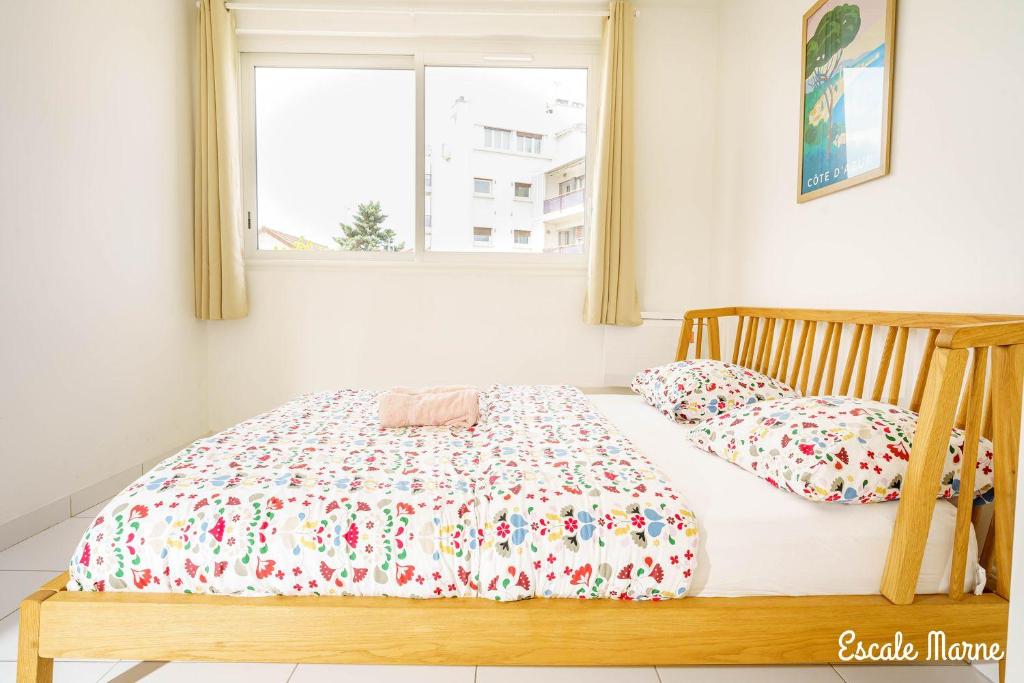 迈松阿尔福escale-marne fr - 11 - Appartement entier, 4 pers, 10mn metro 8, RER A, Parking rue Gratuit, Cuisine Équipée, Grand lit haut de gamme, Matelas Eve Sleep, 1er étage的窗户客房内的一张床位