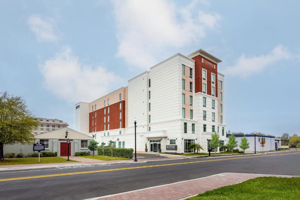 温特黑文Staybridge Suites Winter Haven - Auburndale的一条城市街道上的白色大建筑