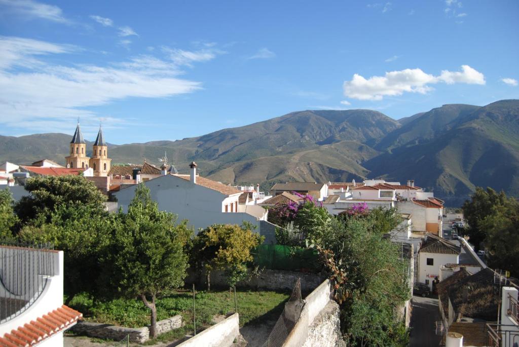 奥尔希瓦米拉索尔酒店的享有以山脉为背景的小镇美景。