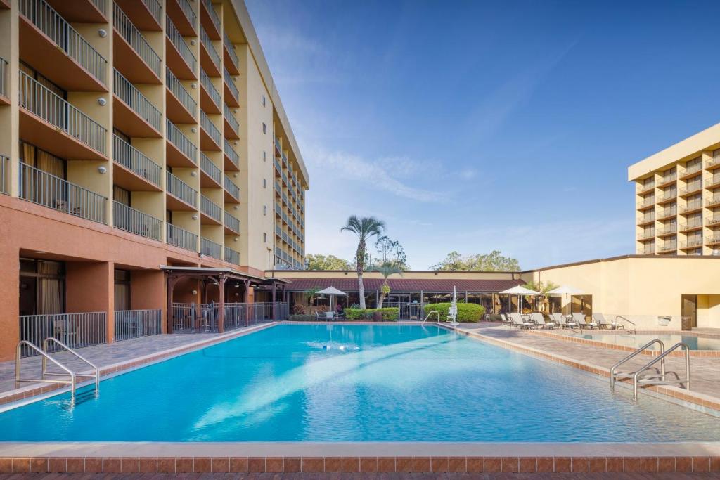 奥兰多Holiday Inn & Suites Orlando SW - Celebration Area, an IHG Hotel的酒店前方的大型游泳池