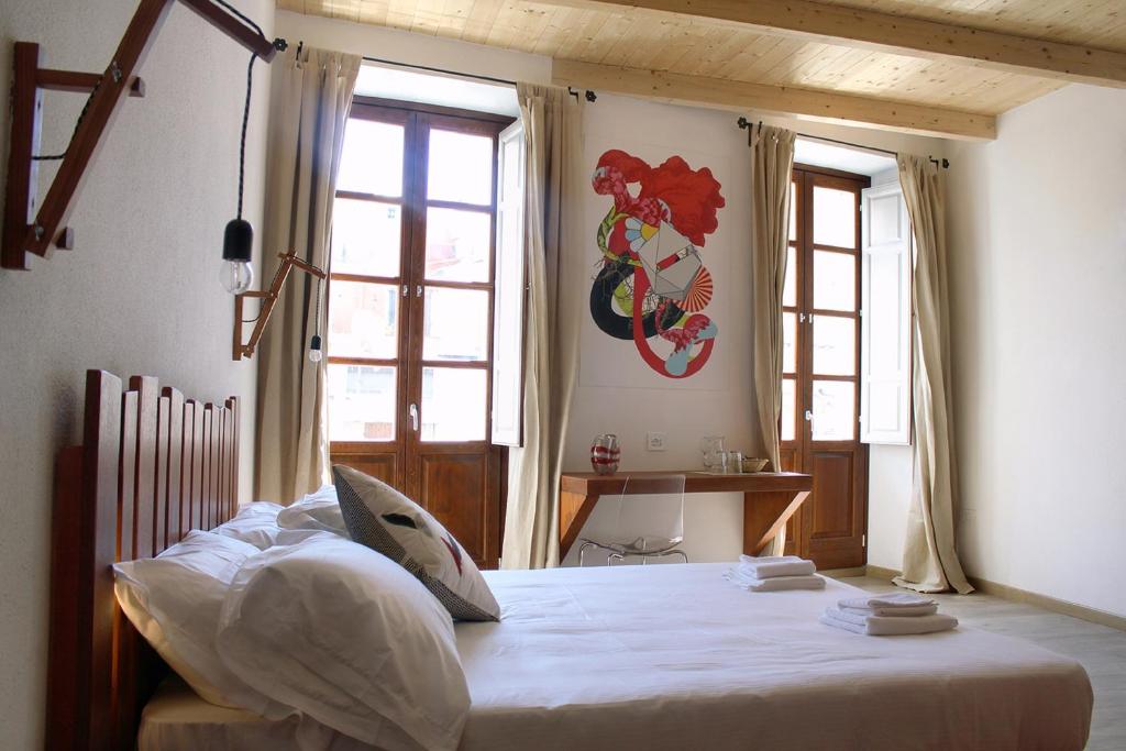 卡利亚里艾特旅馆的一间带一张大床的卧室,位于带窗户的房间内