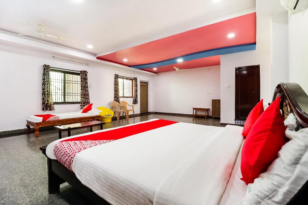 ProddatūrCollection O 67511 Golden Park的一间卧室配有一张带红色枕头的大床