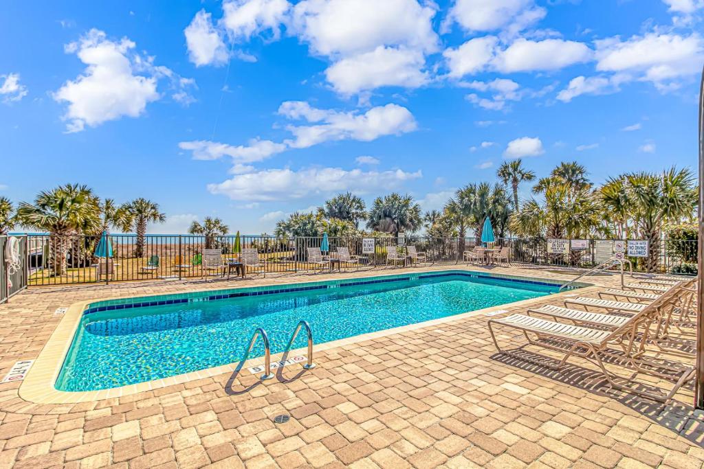 Ocean View Double Suite! Sleeps 4 Meridian Plaza 705内部或周边的泳池