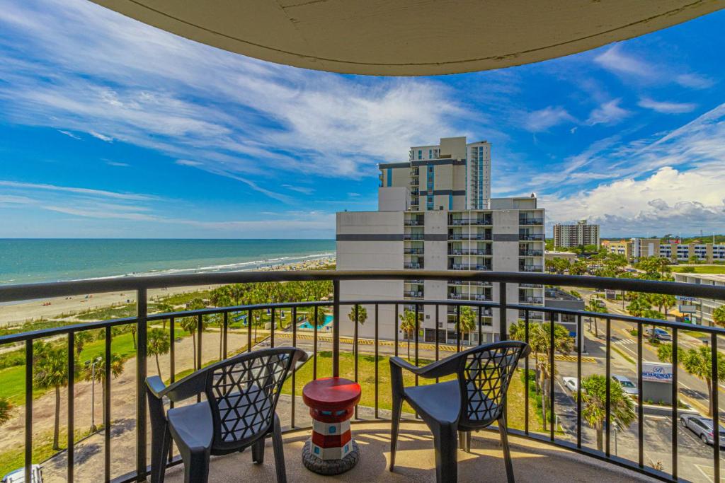 默特尔比奇Ocean View Double Suite! Sleeps 4 Meridian Plaza 705的阳台配有两把椅子,享有海滩美景