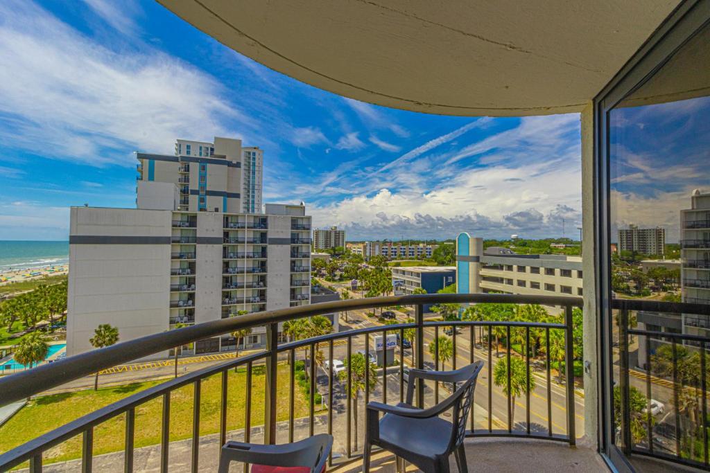 Ocean View Double Suite! Sleeps 4 Meridian Plaza 705的阳台或露台