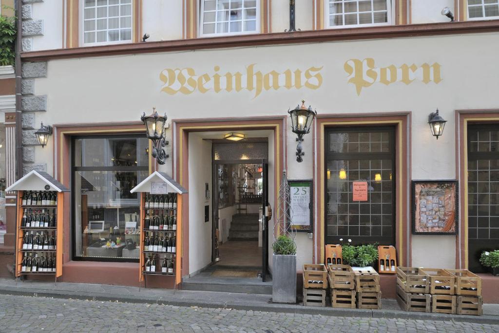 贝尔恩卡斯特尔-库斯Rieslinghaus Bernkastel (ehm.Weinhaus Porn)的商店前方的商店,上面有标志