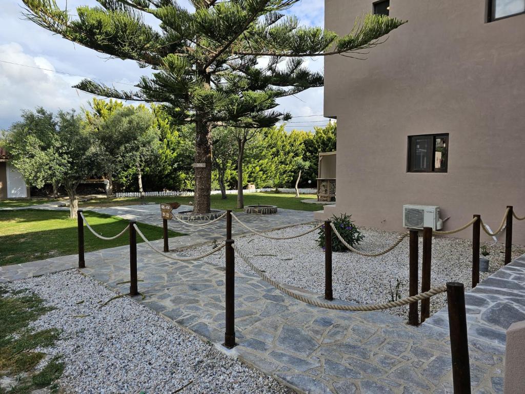阿默达拉-伊拉克利翁The Santo George Beach Resort的建筑物前一棵树周围的绳子