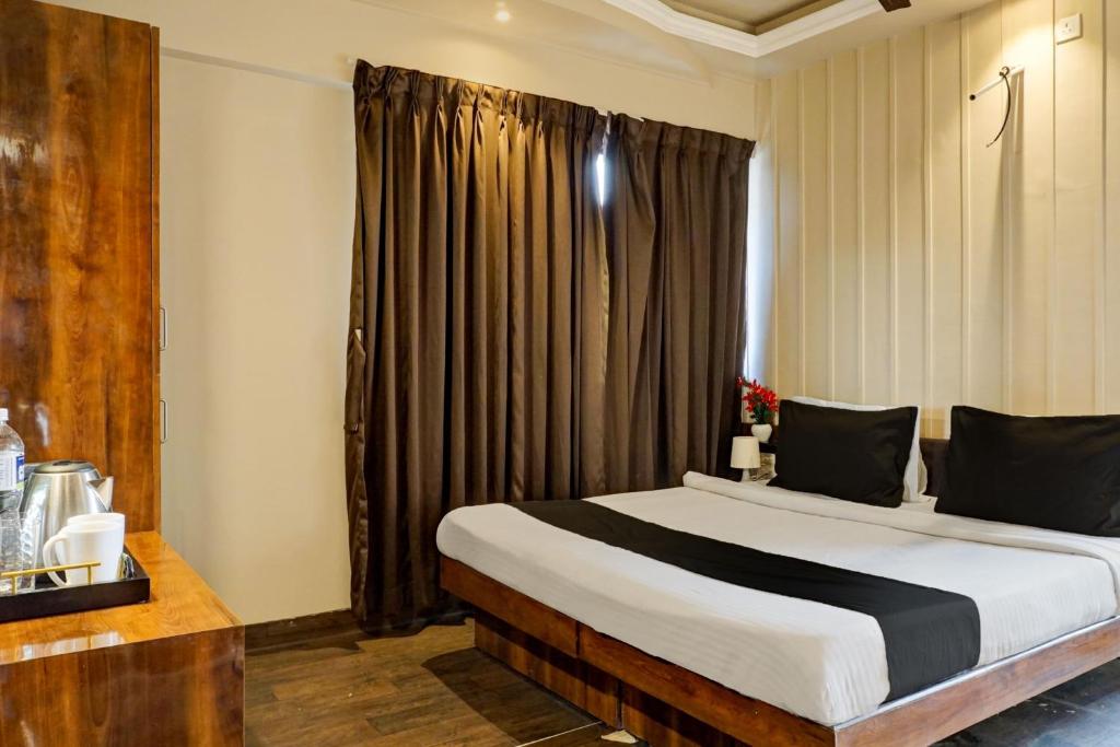 Collection O Hotel Nanashree Grand客房内的一张或多张床位
