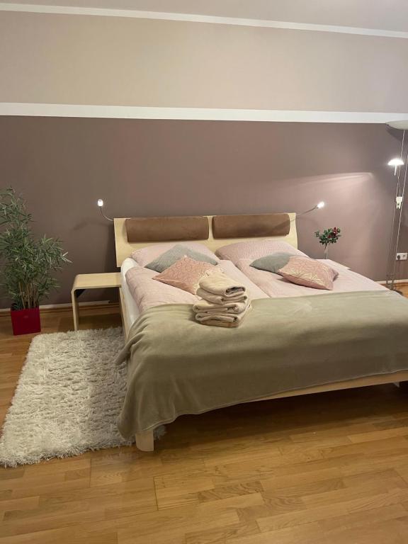 慕尼黑Stadtwohnung am Oertelplatz的卧室配有一张带粉红色枕头的大床